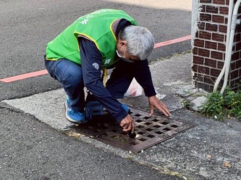 防疫團隊在社區病媒蚊巡查落實巡倒清刷 防疫團隊在社區病媒蚊巡查落實巡倒清刷